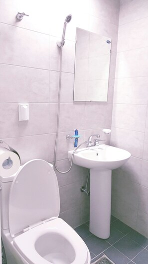 Shower, free toiletries, hair dryer - Gyeongju Alley Guesthouse (Gyeongju)