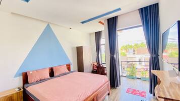 Kamar Double Deluks, 1 Tempat Tidur Queen, balkon, pemandangan kota | Minibar, meja kerja, tirai kedap cahaya, dan kedap suara