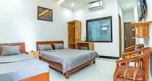 Minibar, desk, blackout drapes, soundproofing - Little Boss Homestay (Da Nang)