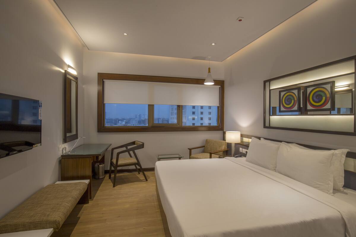 Egyptian cotton sheets, premium bedding, minibar, in-room safe