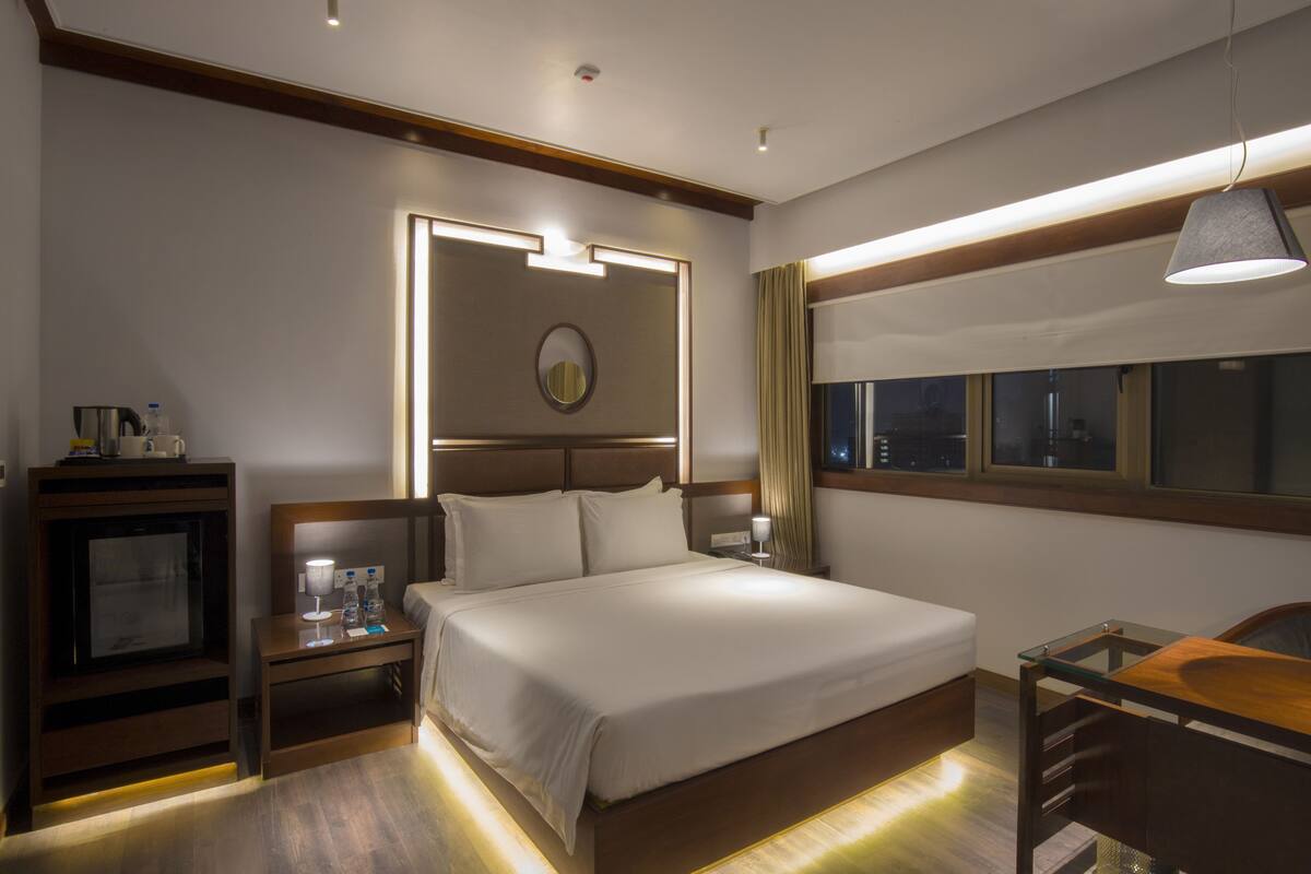 Egyptian cotton sheets, premium bedding, minibar, in-room safe