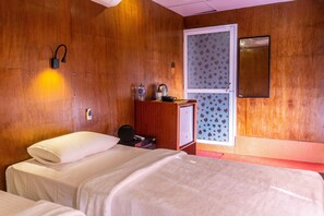 Deluxe Room, Smoking