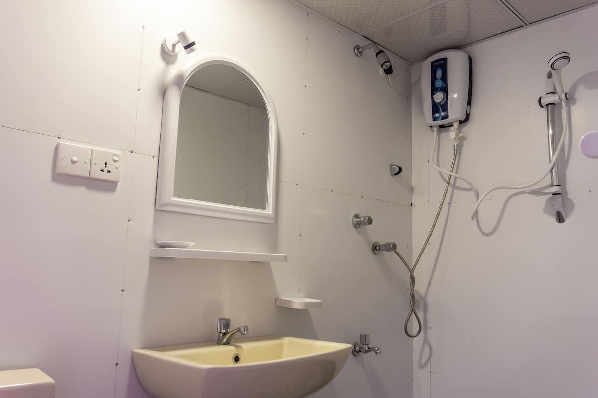 Deluxe Room, Smoking | Bathroom | Shower, rainfall showerhead, free toiletries