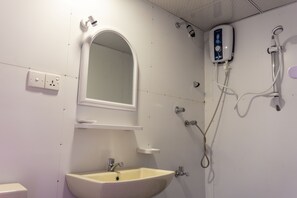 Habitación Deluxe, para fumadores | Baño | Regadera, regadera tipo lluvia, amenidades de baño gratuitas 