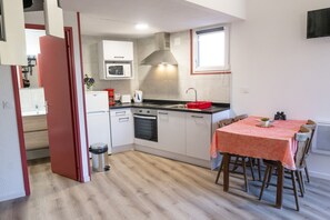 Appartement (2 pièces, 4 Personnes) | Cuisine privée