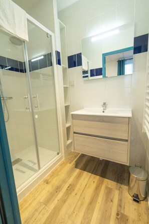 Room (2 pers.) | Bathroom - La Petite Pierre - ULVF Vacances (La Petite-Pierre)