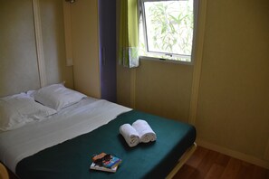 Maison mobile, terrasse | Décor unique, ameublement unique, lit de bébé (gratuit)