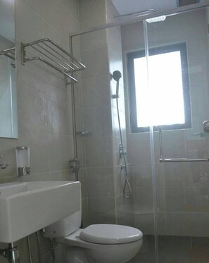 都會公寓客房, 3 間臥室, 海景 | 浴室 | 淋浴設備、免費盥洗用品、吹風機、毛巾