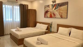 Familjerum - 2 queensize-sängar - utsikt mot staden | Minibar, värdeförvaringsskåp på rummet och skrivbord