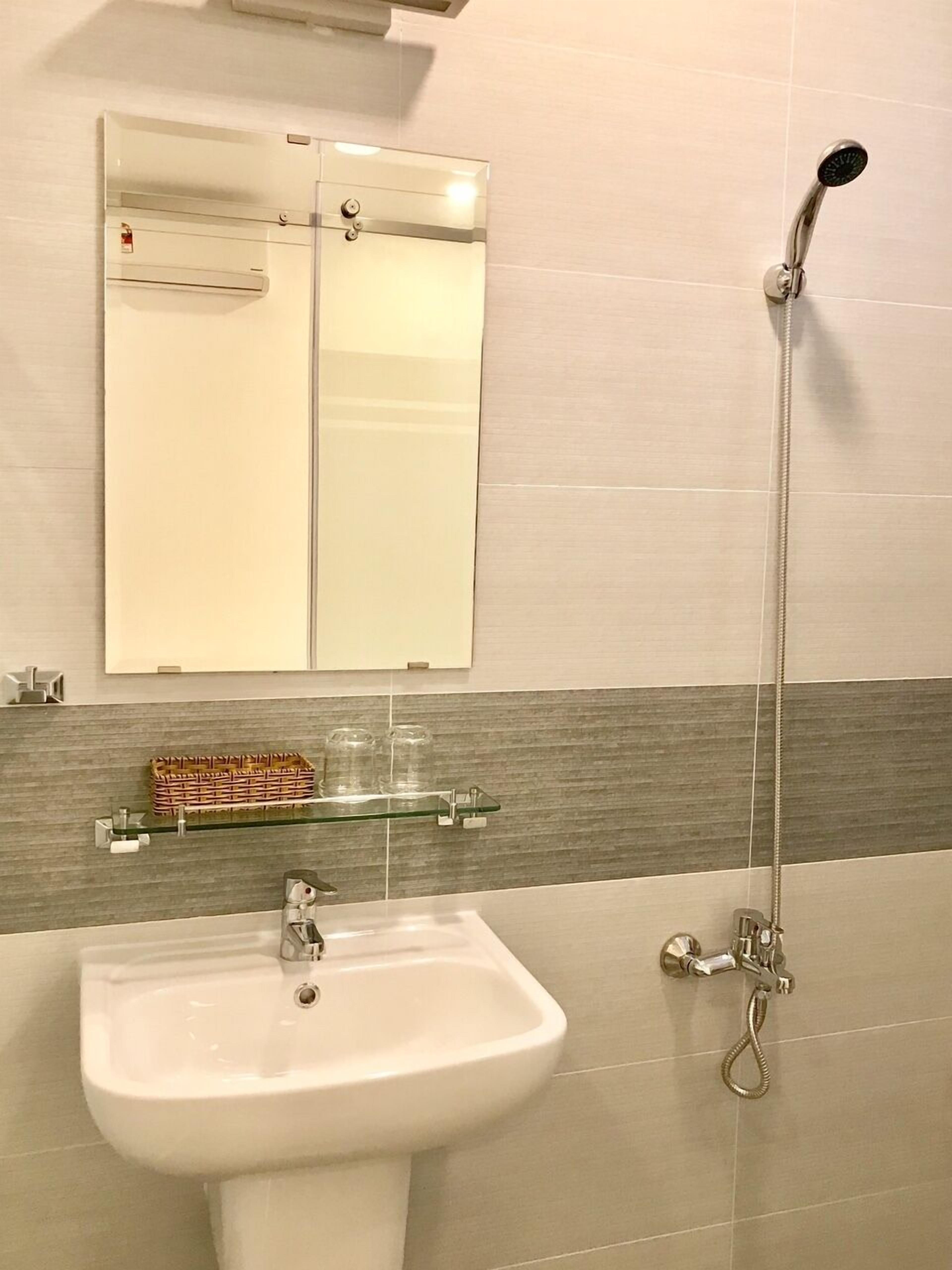 superior twin room, city view | bathroom | shower, free toiletries, hair dryer, slippers