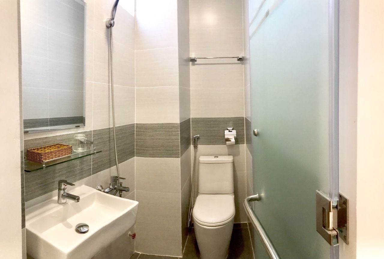 standard single room, 1 single bed, city view | bathroom | shower, free toiletries, hair dryer, slippers