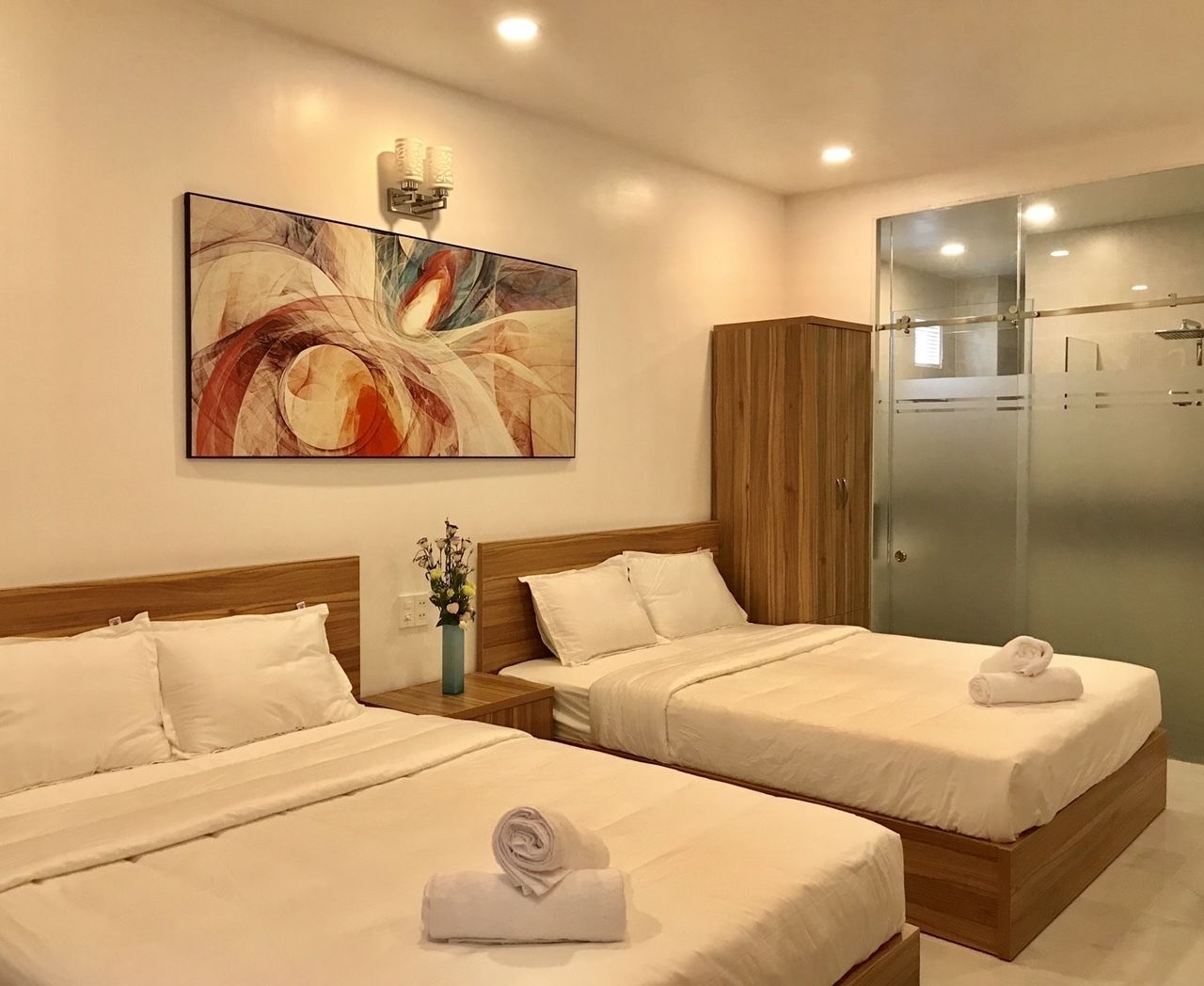 Deluxe Family Room | Minibar, in-room safe, desk, blackout drapes