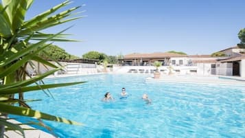 Piscine extérieure, chaises longues