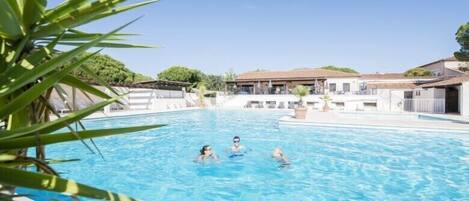 Piscine extérieure, chaises longues