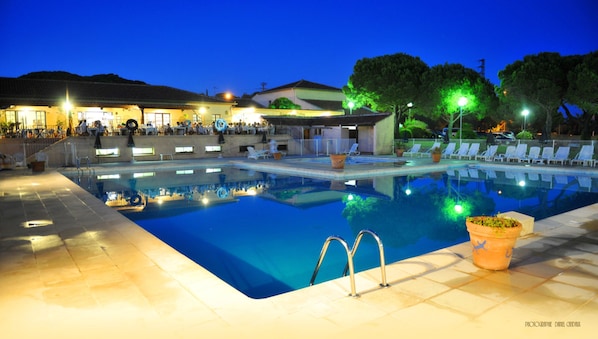 Outdoor pool, sun loungers