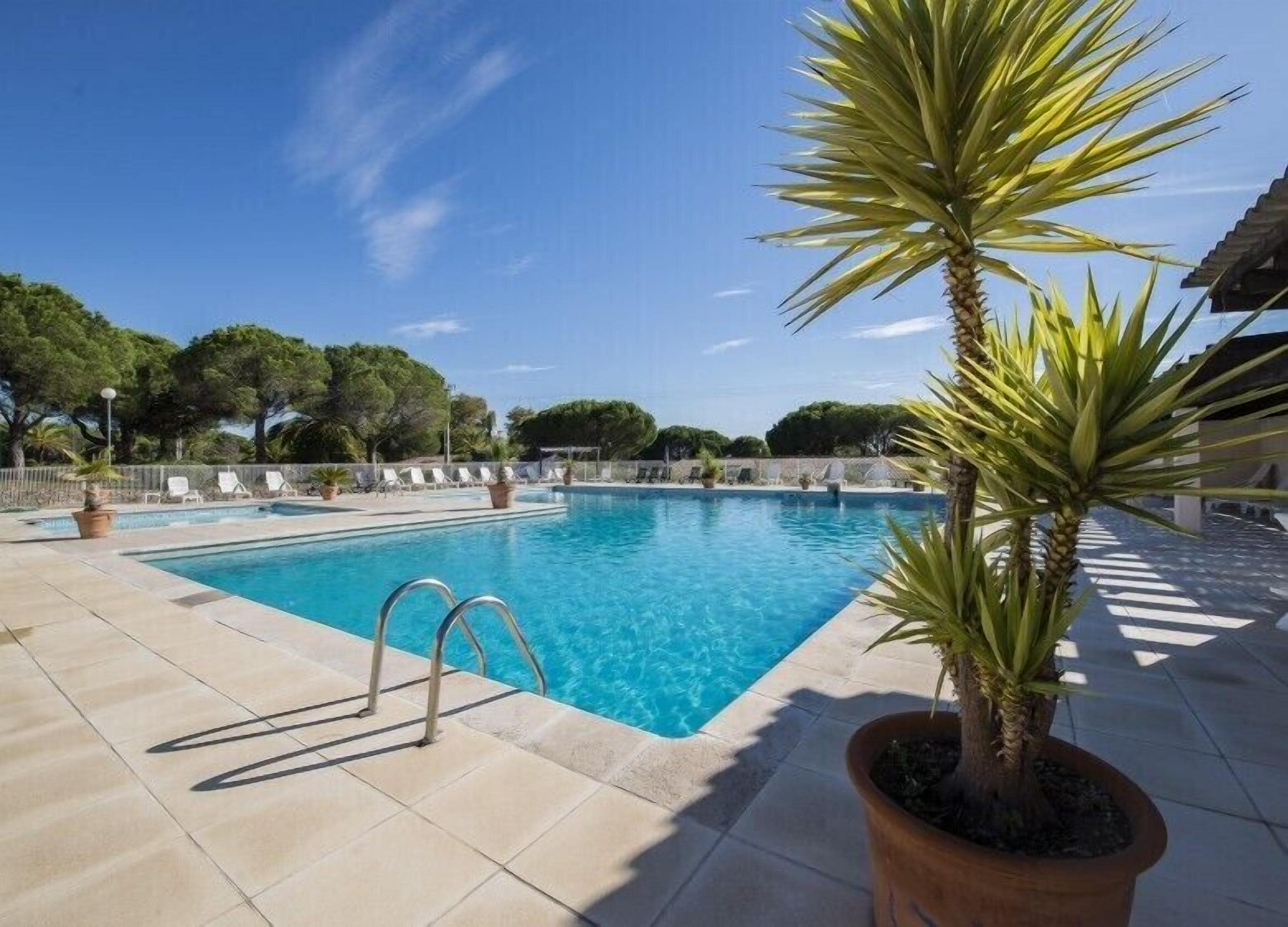 Außenpool, Liegestühle