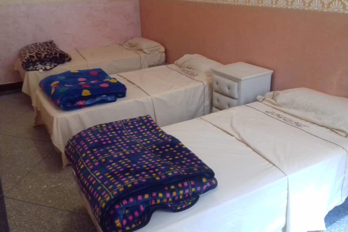 Quarto solteiro clássico, 2 camas de solteiro, para não fumantes | Cortinas blackout, quartos à prova de som, roupa de cama