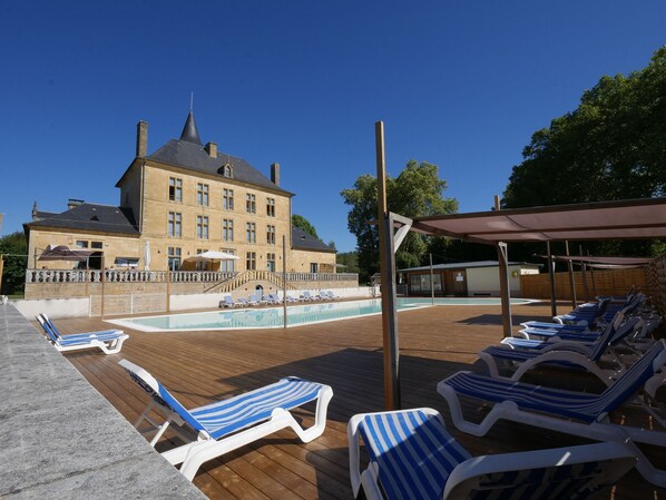 Außenpool (je nach Saison geöffnet), Sonnenschirme, Liegestühle