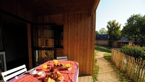 Una cabaña de madera con una mesa lista para el desayuno.