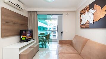 Leilighet, 1 dobbeltseng med sovesofa, ikke-røyk | Oppholdsområde | Flatskjerm-TV