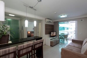 Apartment, 1 Double Bed with Sofa bed, Non Smoking | Living area | Flat-screen TV - Apartamento com piscina Summer Beach - 572 (Bombinhas)