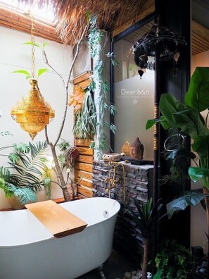 Royal Double Room, 1 King Bed | Bathroom | Shower, free toiletries, hair dryer, slippers - Fas Glass House B&B (Xincheng)