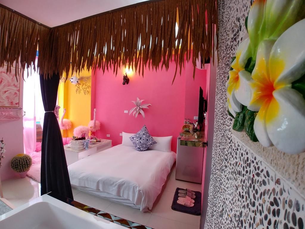 Un dormitorio con cama, mesita de noche, cómoda, tocador y zona de ducha.