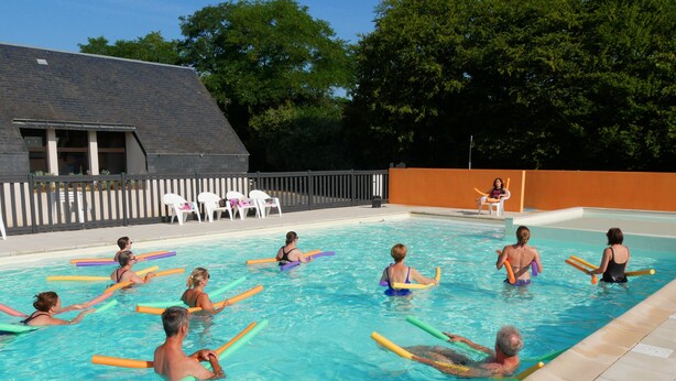 A swimming pool with people using floatation devices. - Ty an Diaoul - Vacances ULVF (Sarzeau)