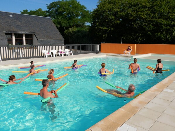 시즌별로 운영되는 야외 수영장, 수영장 파라솔, 일광욕 의자