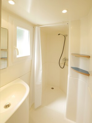 Shower, free toiletries, hair dryer