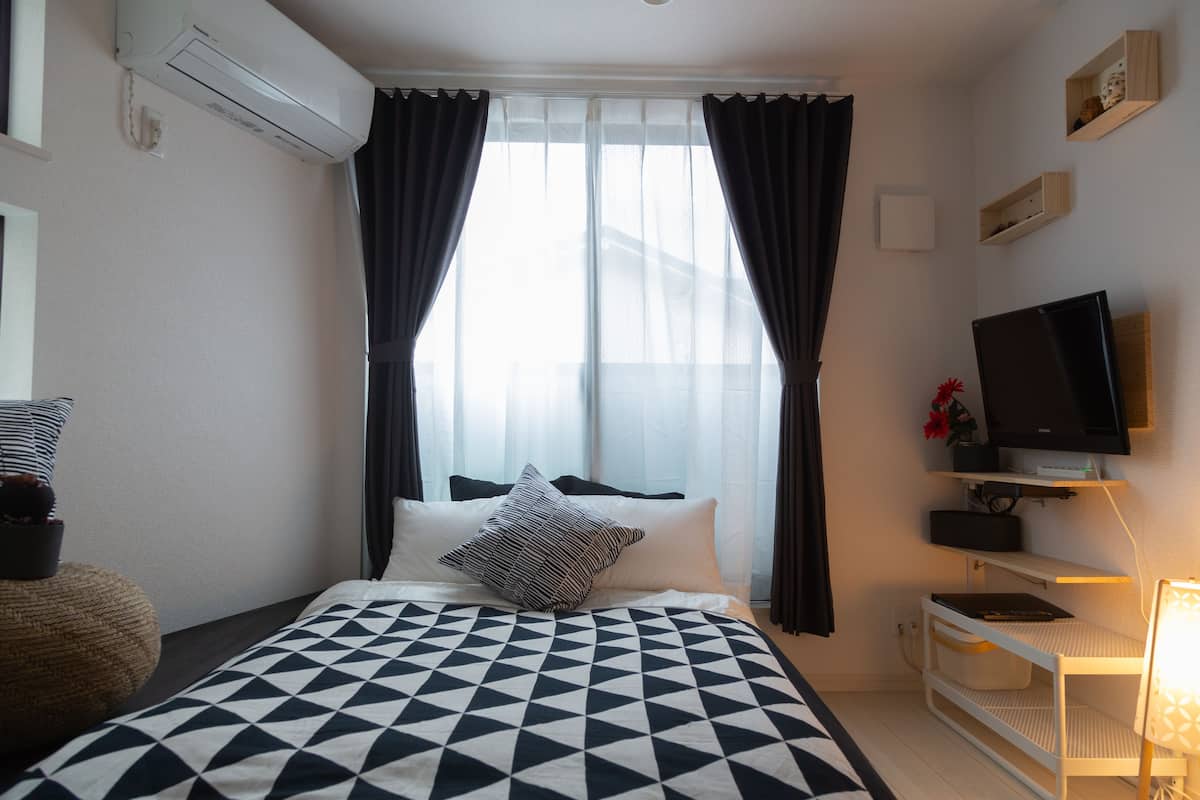 4 bedrooms, desk, laptop workspace, iron/ironing board