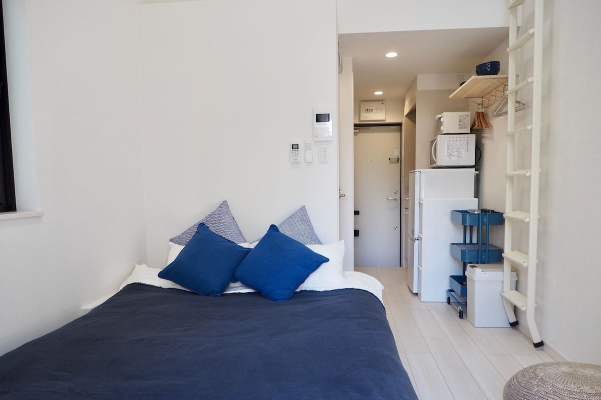 4 bedrooms, desk, laptop workspace, iron/ironing board