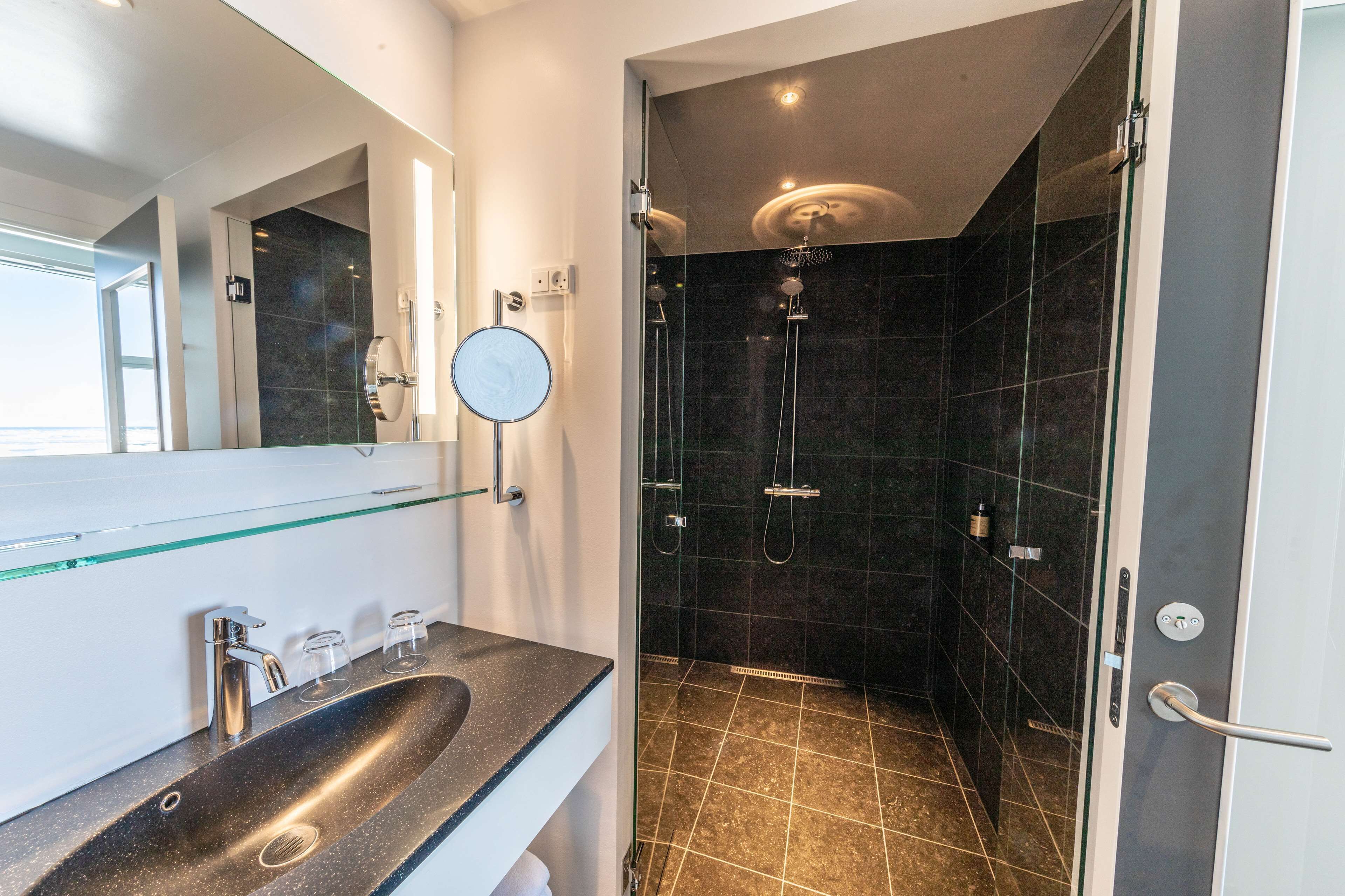 suite, 2 single beds, non smoking | bathroom | shower, bathrobes, slippers, towels