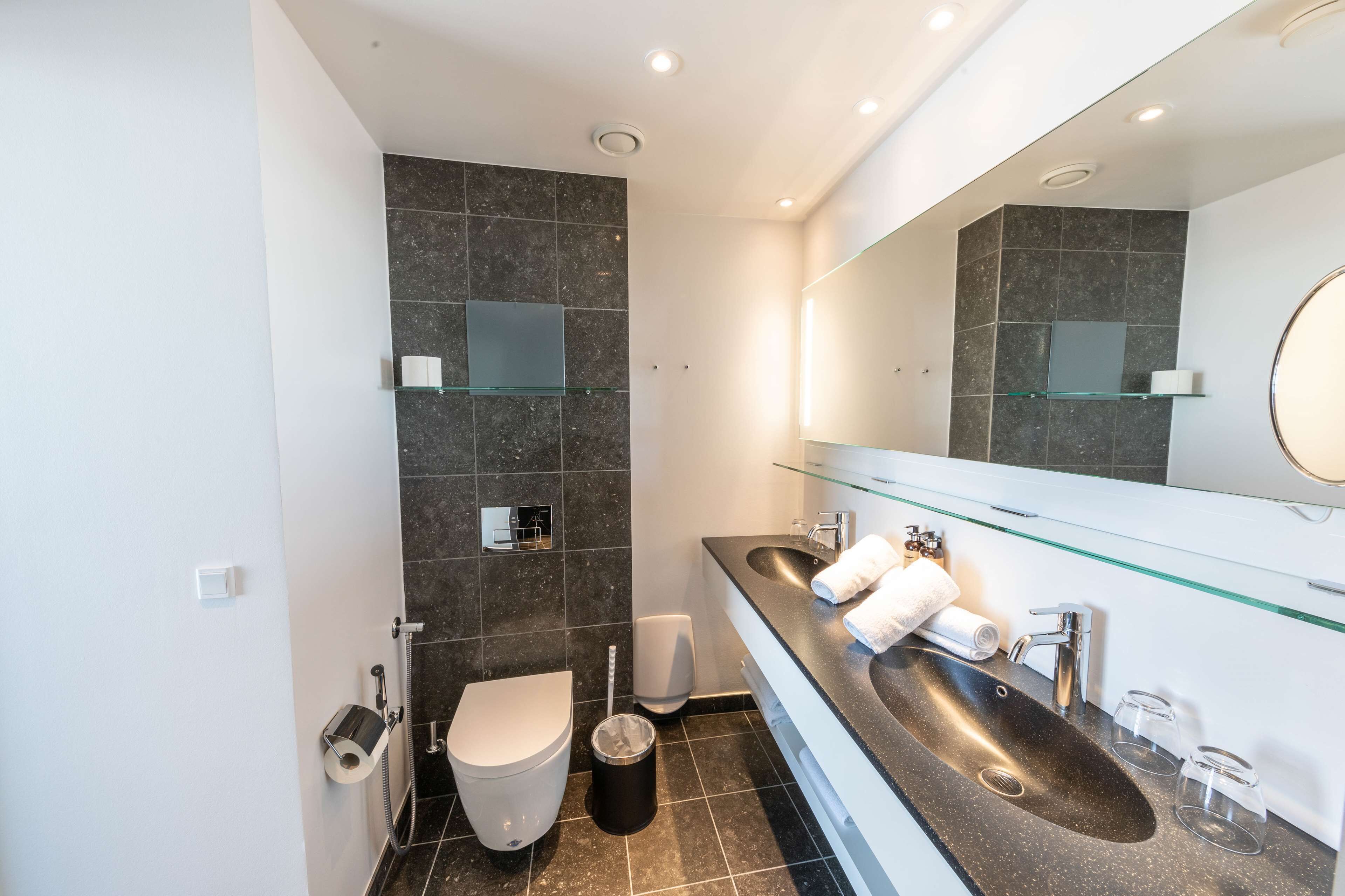 suite, 2 single beds, non smoking | bathroom | shower, bathrobes, slippers, towels