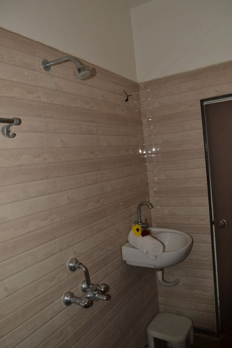 Un baño con ducha, lavamanos e inodoro.