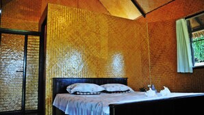 Standard Bungalow with Fan and room temperature shower | 搖籃/嬰兒床、折疊床/加床、床單