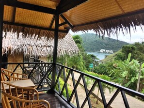 Standard Bungalow with Fan and room temperature shower | Terrace/patio - Naiya Beach Bungalow (Rawai)