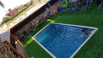 Outdoor pool, free cabanas, sun loungers