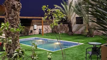 Alberca al aire libre, camas balinesas gratuitas y camastros