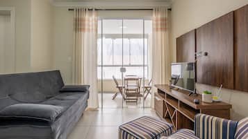 Apartamento, várias camas, para não fumantes | Área de estar | TV de tela plana 32 polegadas com canais digitais, TV