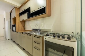 Apartment, Multiple Beds, Non Smoking | Private kitchen | Fridge, microwave, stovetop, cookware/dishes/utensils - Casa 2 quartos - 258 (Bombinhas)