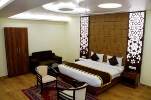 32-inch LED TV with cable channels, TV - Hotel Shivoy Grand (Varanasi)