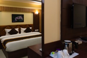 Premium bedding, individually decorated, individually furnished, desk - Hotel Shivoy Grand (Varanasi)