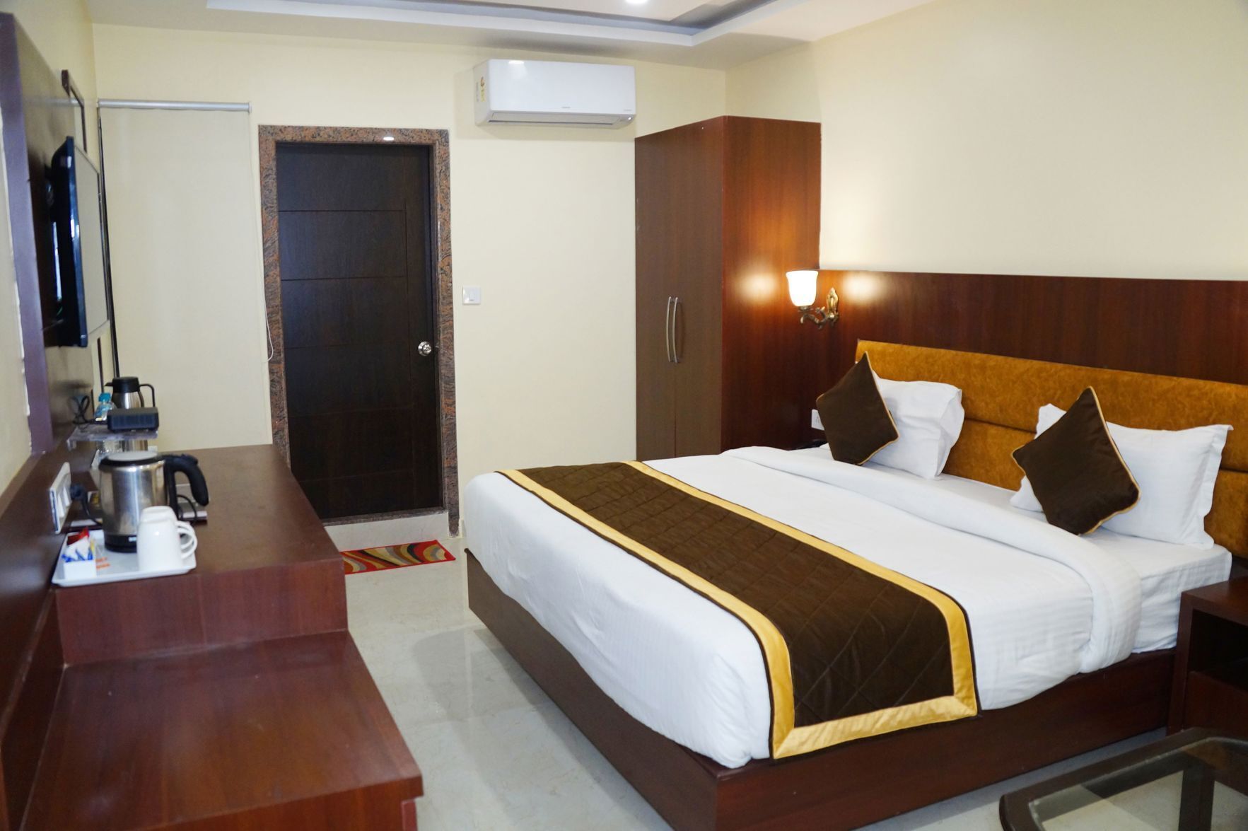 Premium bedding, individually decorated, individually furnished, desk