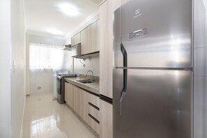 Apartment | Private kitchen | Full-sized fridge, microwave, stovetop, cookware/dishes/utensils - Apartamento 2 quartos - 345 (Bombinhas)
