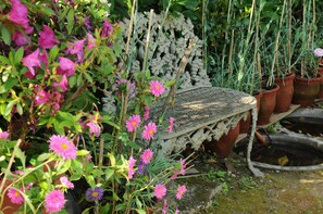 スイート ダブルベッド 1 台 禁煙 | バスルーム | ジェットバス、レインフォールシャワー、バスアメニティ (無料)、スリッパ