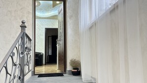Una escalera con barandilla de metal que lleva a una puerta.