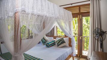 Deluxe House, Berbilang Katil, Non Smoking, Garden View | Meja, seterika/papan seterika, Wi-fi percuma, cadar katil