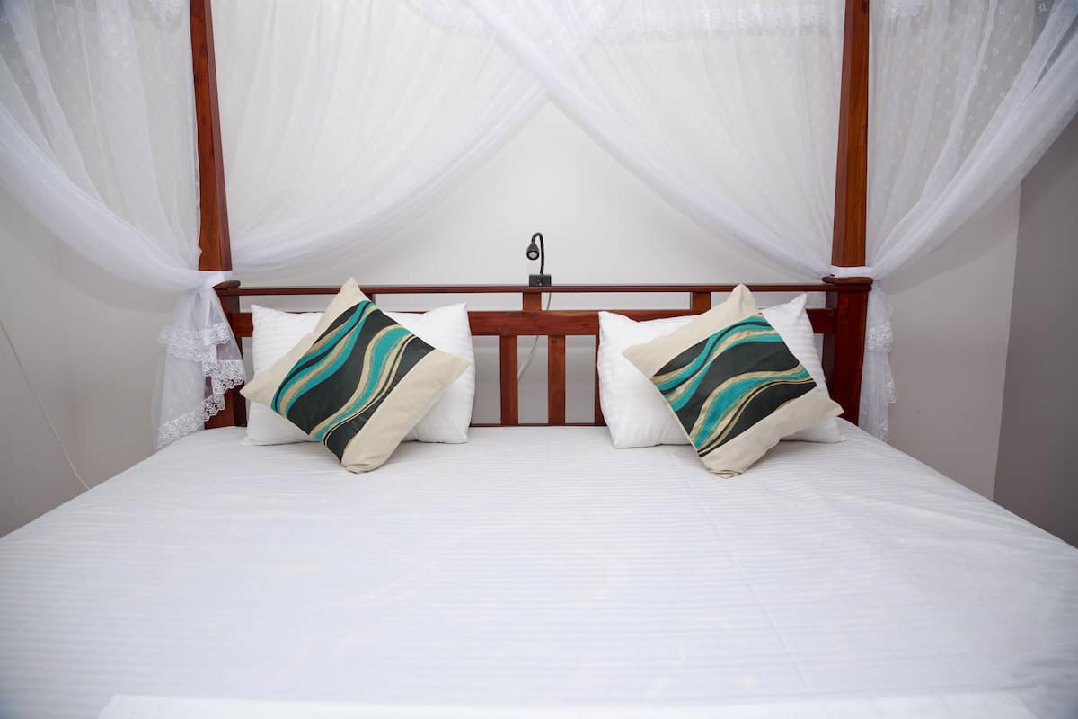 Deluxe House, Multiple Beds, Non Smoking, Garden View | Desk, iron/ironing board (on request), WiFi (free), bed sheets