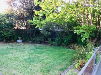 “Clairmont Central” close to Town, Free Wifi & Netflix